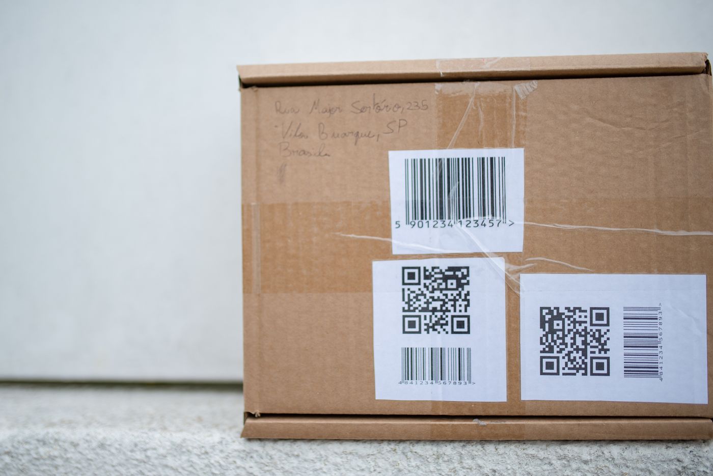 Label barcode dan QR tercetak pada kemasan kiriman