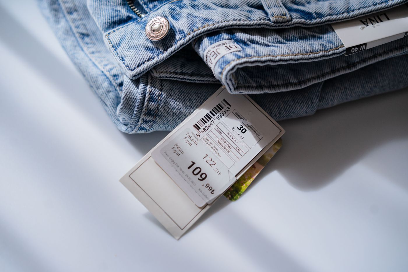 Label harga tercetak dengan barcode pada produk ritel