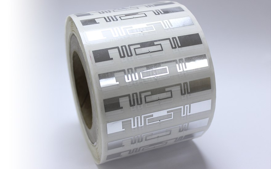 Roll label RFID dengan inlay antena tercetak