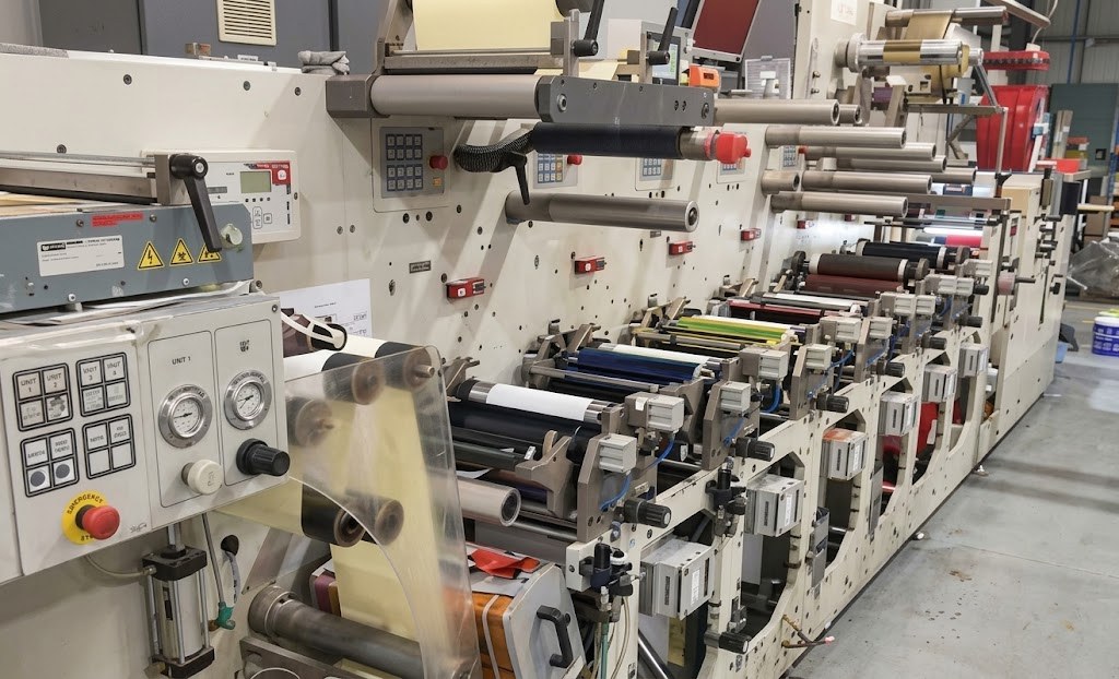 Lini mesin cetak label flexo di area produksi